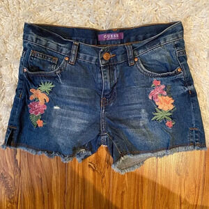 Cute distressed embroidered denim shorts 🩳🌸